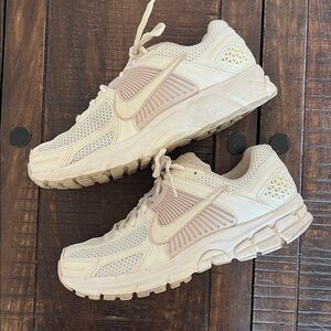 Nike Zoom Vomero Women's Shoe with Reflective Accents Cream Size 8.5